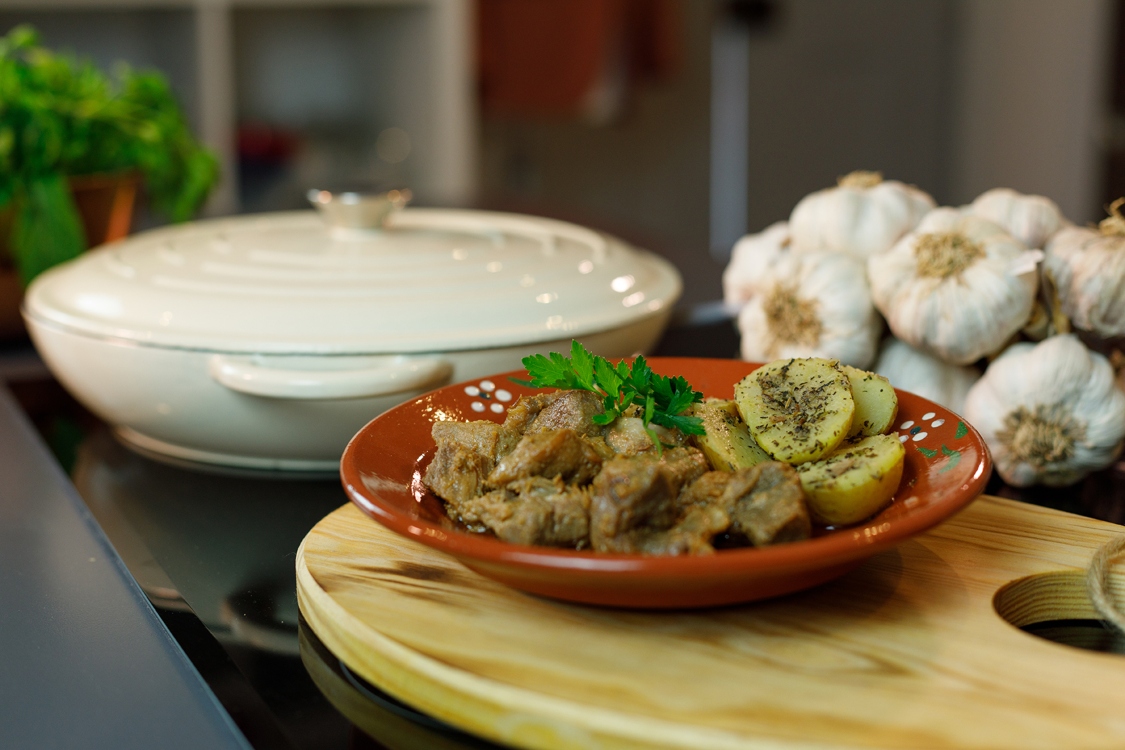 Rojões em vinha d´alhos com batata assada