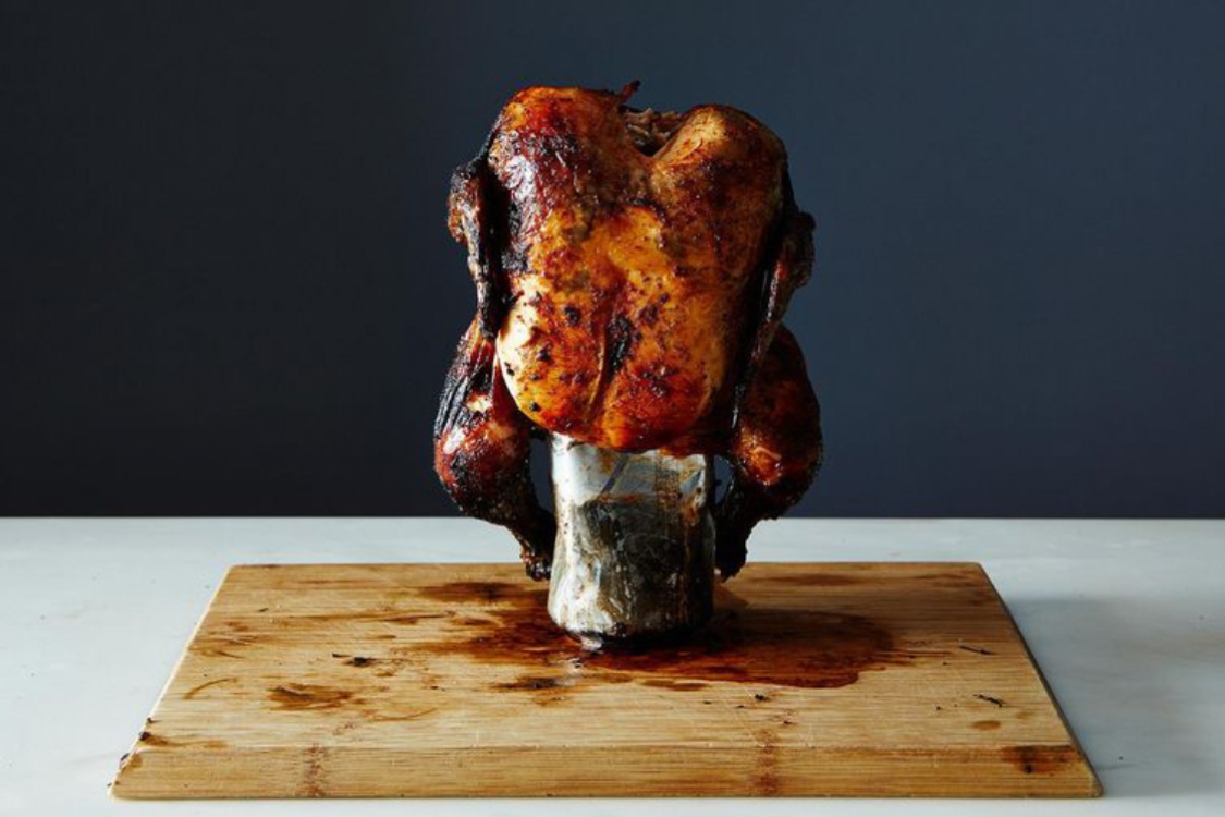 Frango com lata de cerveja