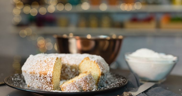 Bolo de coco com farinha de amêndoa: para receber os amigos da melhor forma!