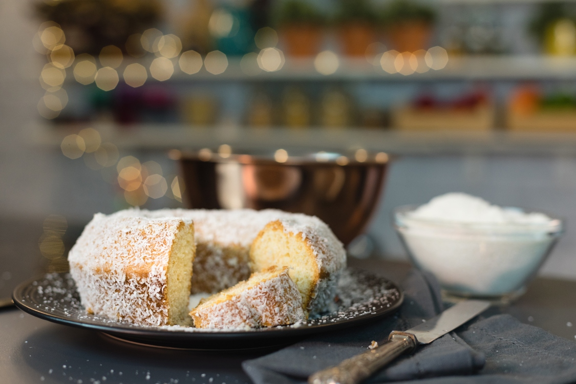 Bolo de coco com farinha de amêndoa: para receber os amigos da melhor forma!