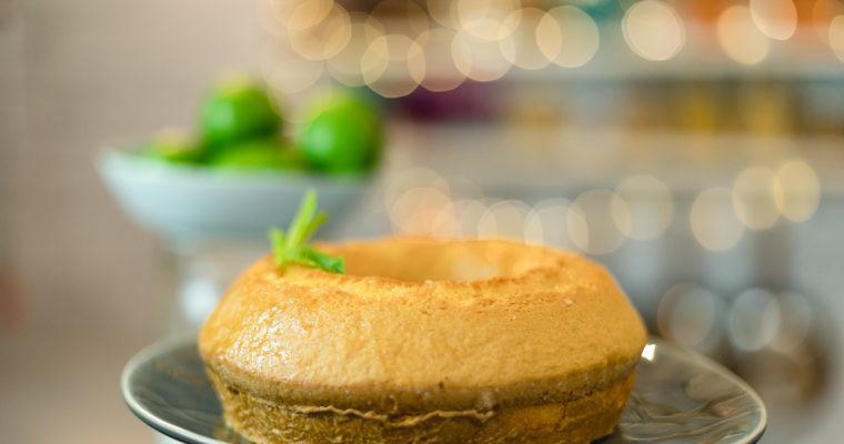 Bolo de iogurte grego e lima: um dos mais fáceis e saborosos!