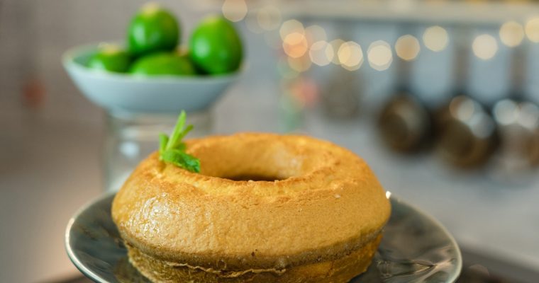 Bolo de iogurte grego e lima: um dos mais fáceis e saborosos!