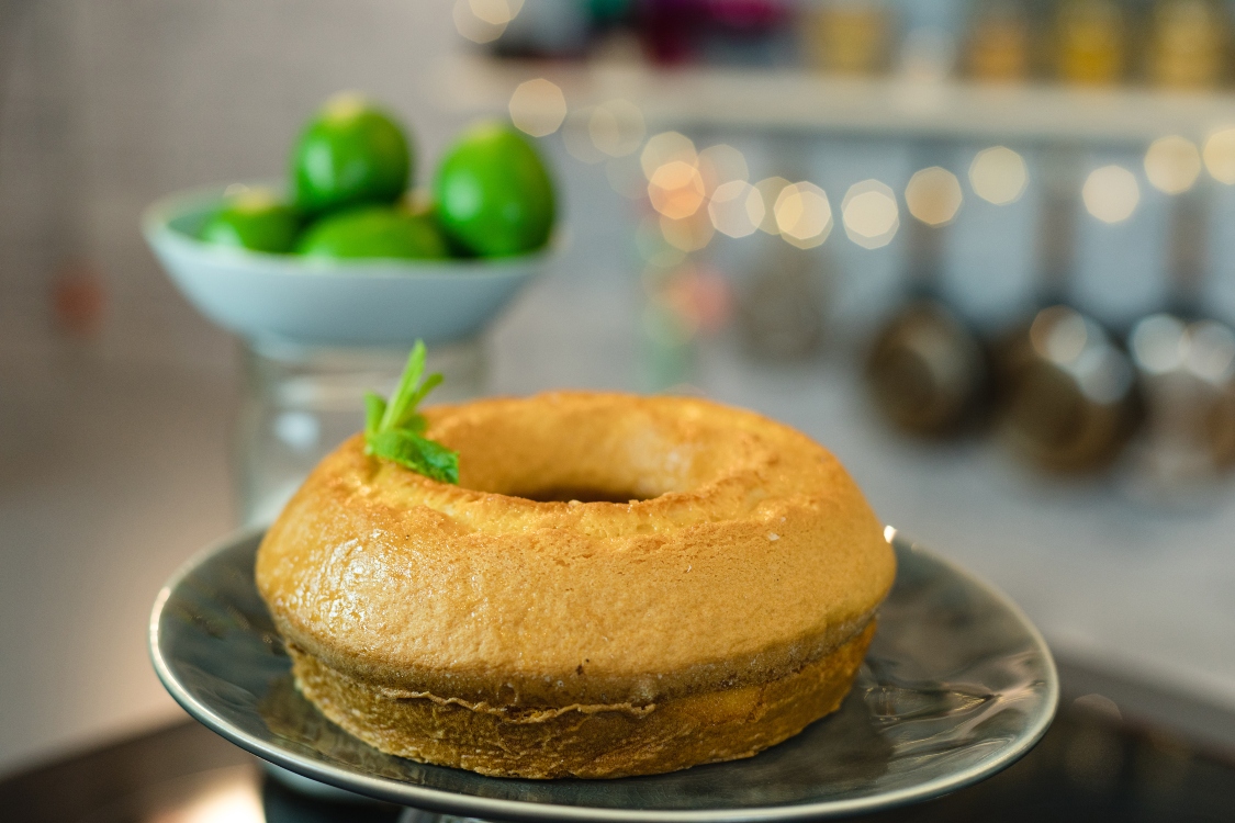 Bolo de iogurte grego e lima: um dos mais fáceis e saborosos!