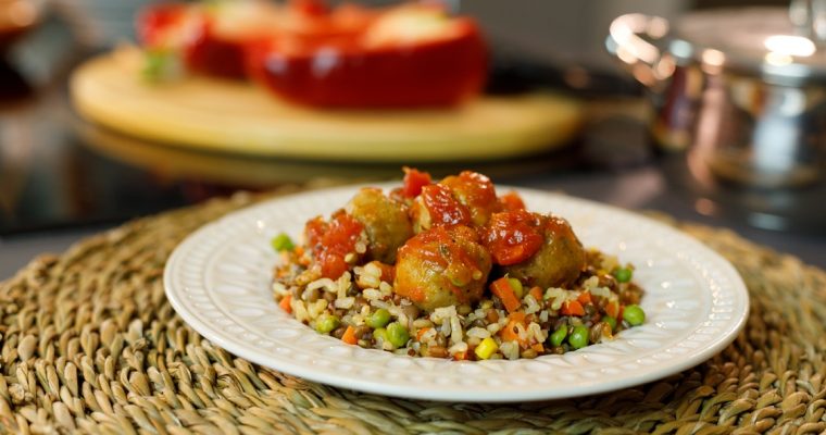 Almôndegas de vegetais com arroz integral de legumes