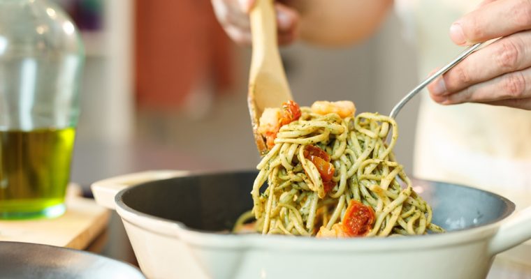 Linguini de camarão, pesto e queijo: para deixá-lo muito feliz!
