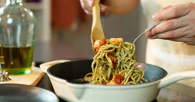 Linguine de camarão com pesto de manjericão: para deixá-lo muito feliz!