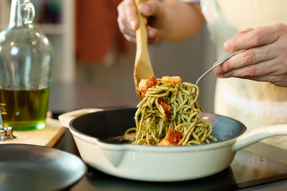 Linguine de camarão com pesto de manjericão: para deixá-lo muito feliz!