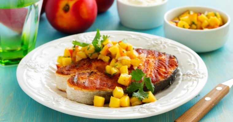 Salmão grelhado com salada de pêssego