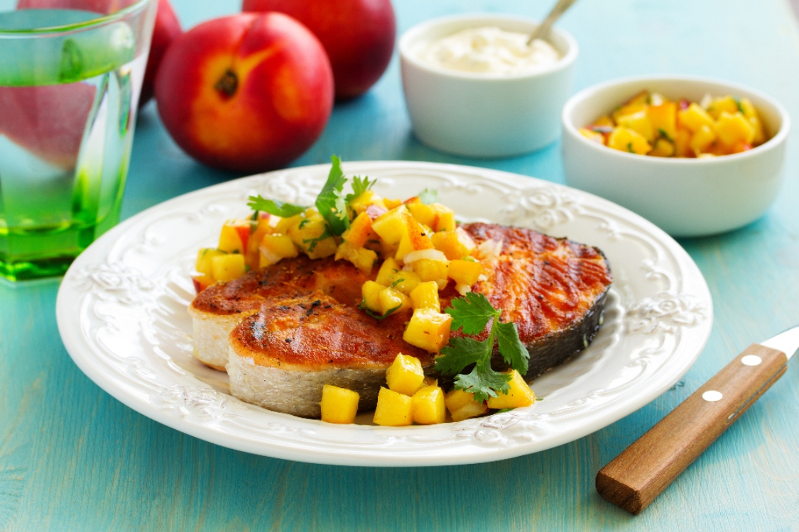 Salmão grelhado com salada de pêssego