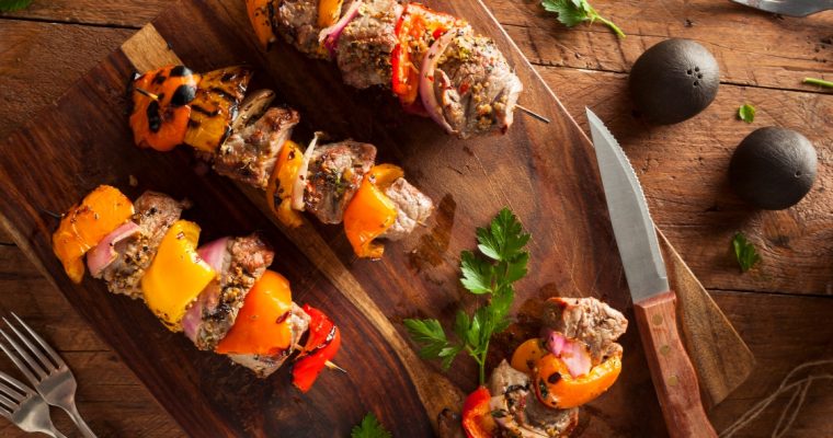 Espetada de carnes e vegetais