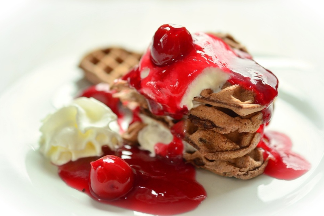 Waffles de chocolate com cereja