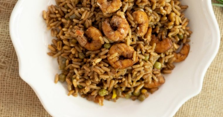 Arroz de legumes salteados e camarão