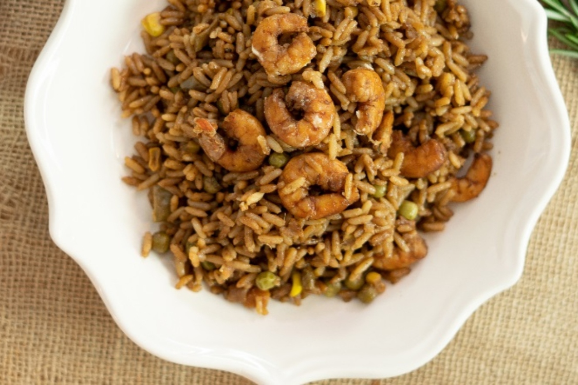 Arroz de legumes salteados e camarão
