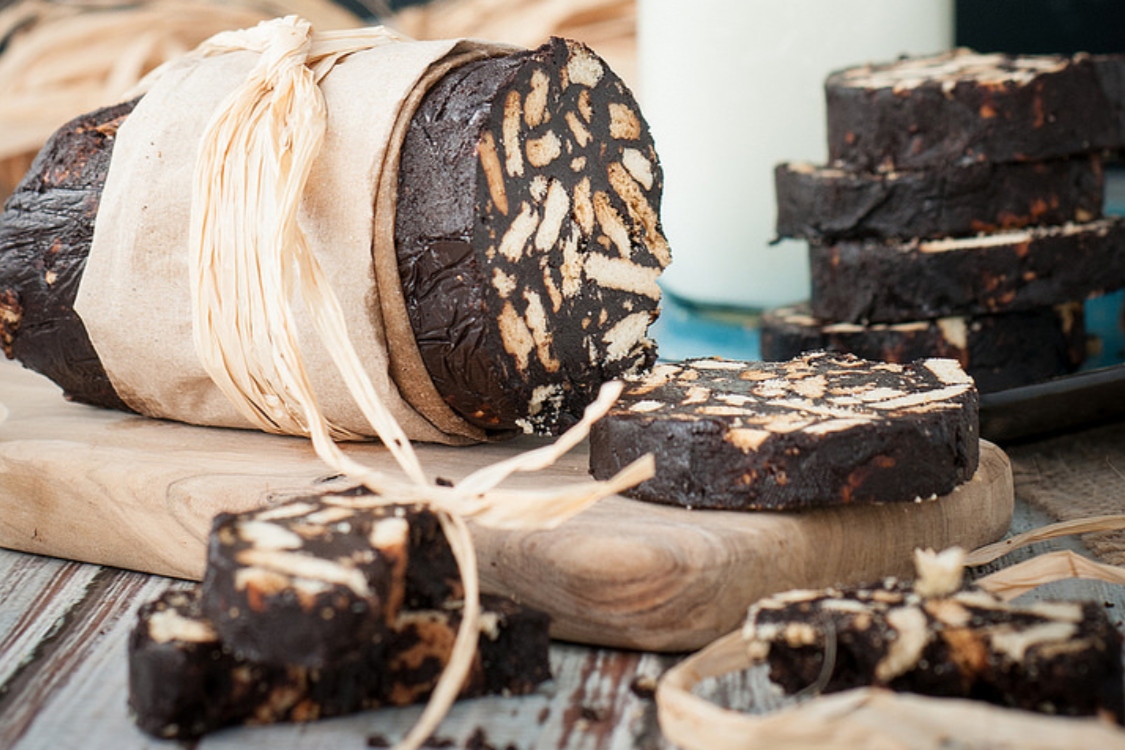 Salame de chocolate com leite condensado e avelãs