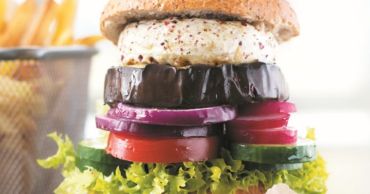 Hambúrguer de beringela e queijo de cabra