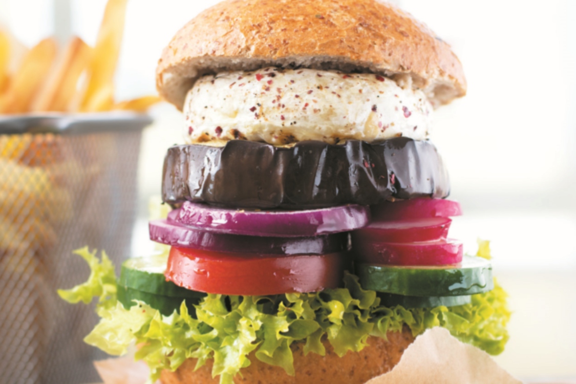 Hambúrguer de beringela e queijo de cabra